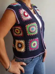 Coletinho de crochê colorido feito com quadradinhos, simbolizando moda sustentável e exclusiva.