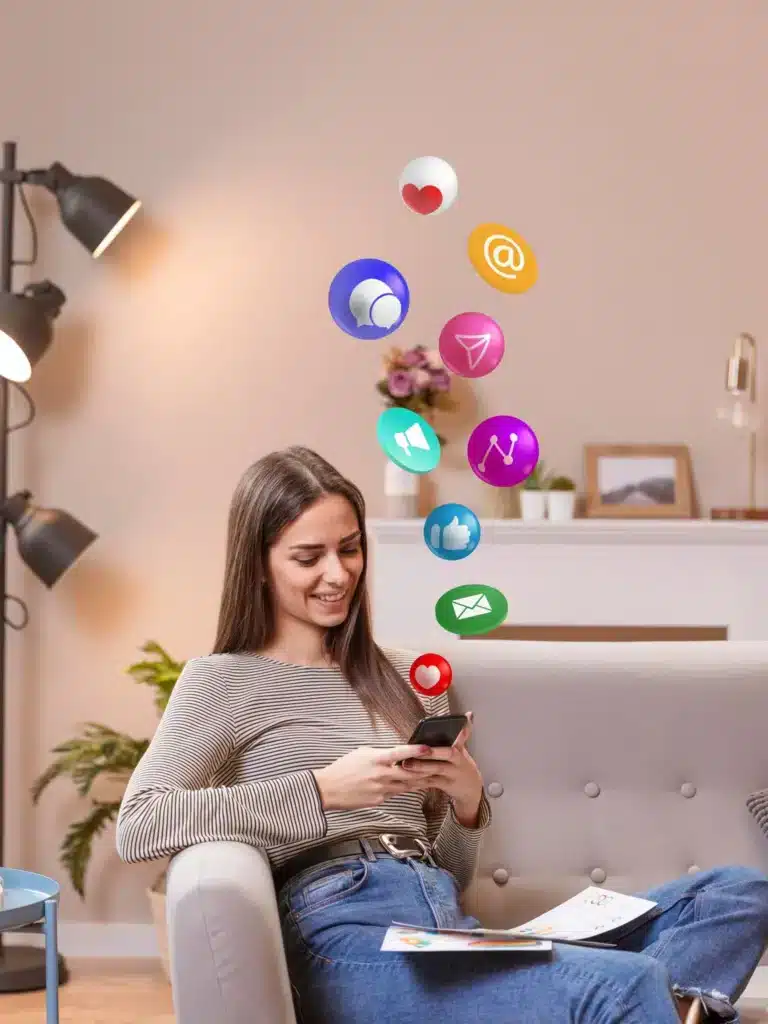 Mulher usando o celular para interagir nas redes sociais e se conectar com seus seguidores