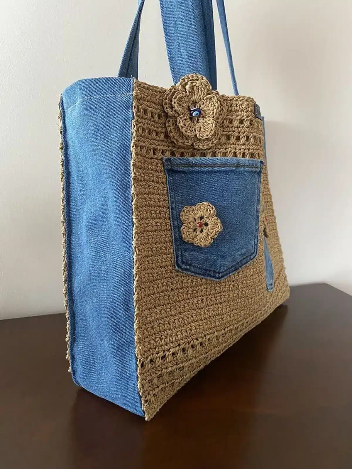 Bolsa de crochê upcycling, combinando jeans e crochê para criar uma peça única e ecológica.