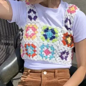 Cropped de crochê com quadradinhos coloridos combinado com calça de veludo marrom