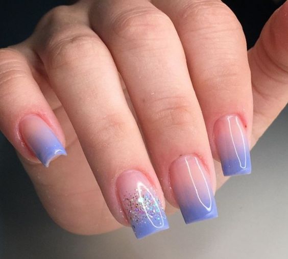 Unhas em gel decoradas com efeito esfumaçado em azul e toque de glitter, tendência elegante para mulheres acima de 50 anos