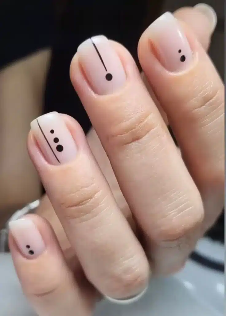 Unhas com design minimalista em tons neutros com detalhes geométricos em preto