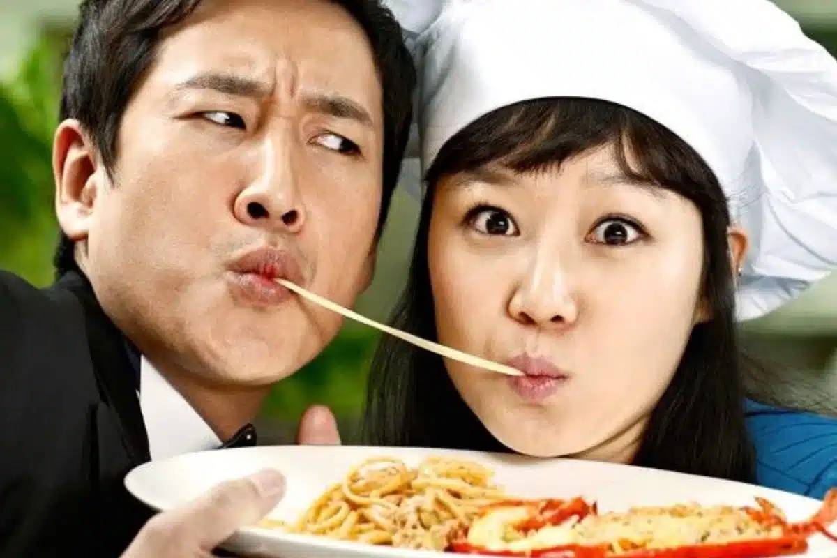 doramas fas masterchef (Casal se divertindo ao compartilhar um prato de macarrão em cena de dorama.