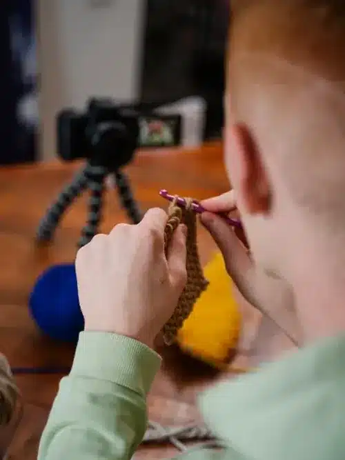 Pessoa gravando vídeo de crochê para divulgar nas redes sociais