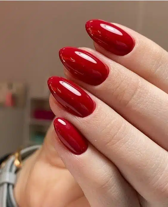 Unhas pintadas com esmalte vermelho clássico e acabamento brilhante