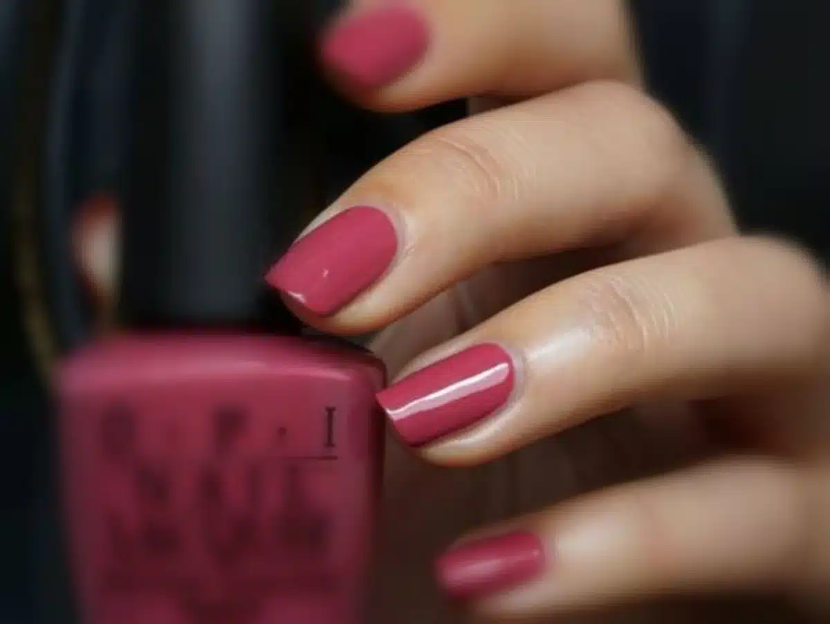 Mãos com esmalte em tom vibrante, mostrando tendência de cores para 2025