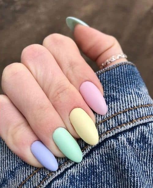 Unhas em gel decoradas em tons pastéis, como lilás, verde, amarelo e rosa, tendência delicada para mulheres acima de 50 anos