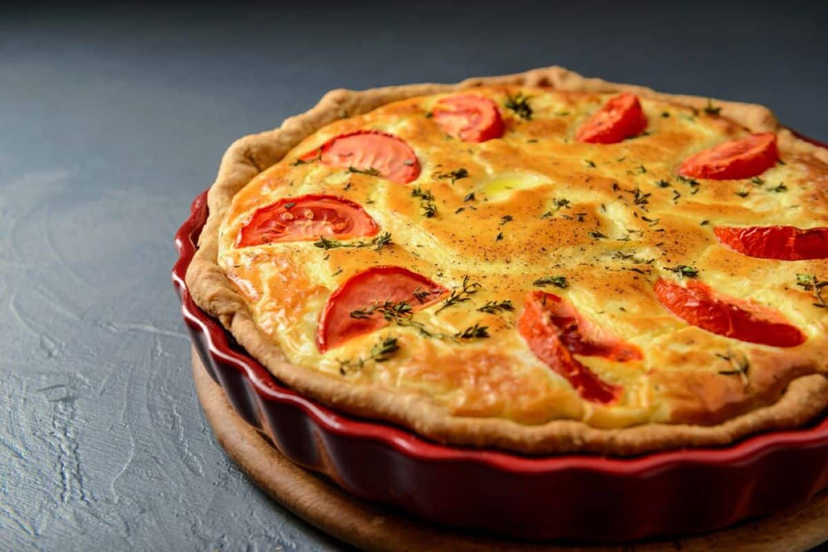 Torta saudável com tomates e temperos frescos, ideal para uma alimentação equilibrada.