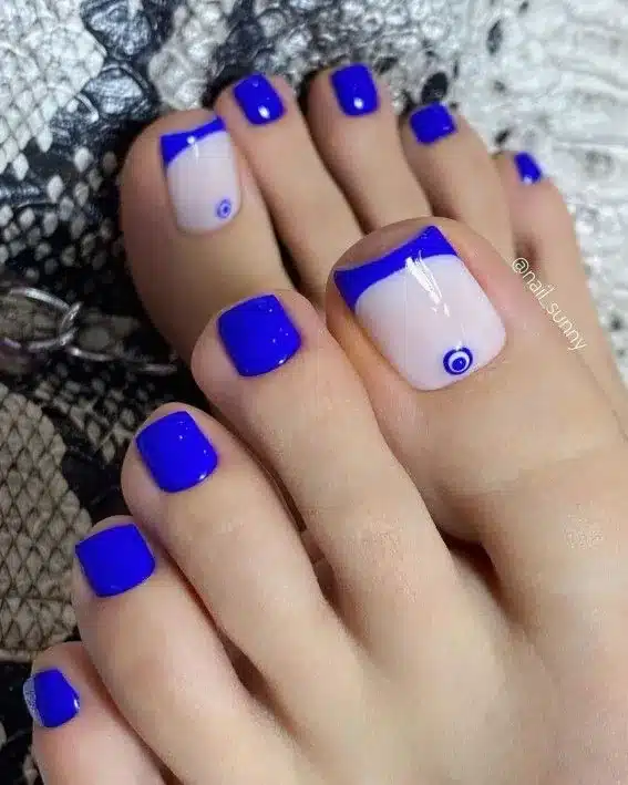 Unhas dos pés com francesinha azul vibrante e detalhe artístico no dedão
