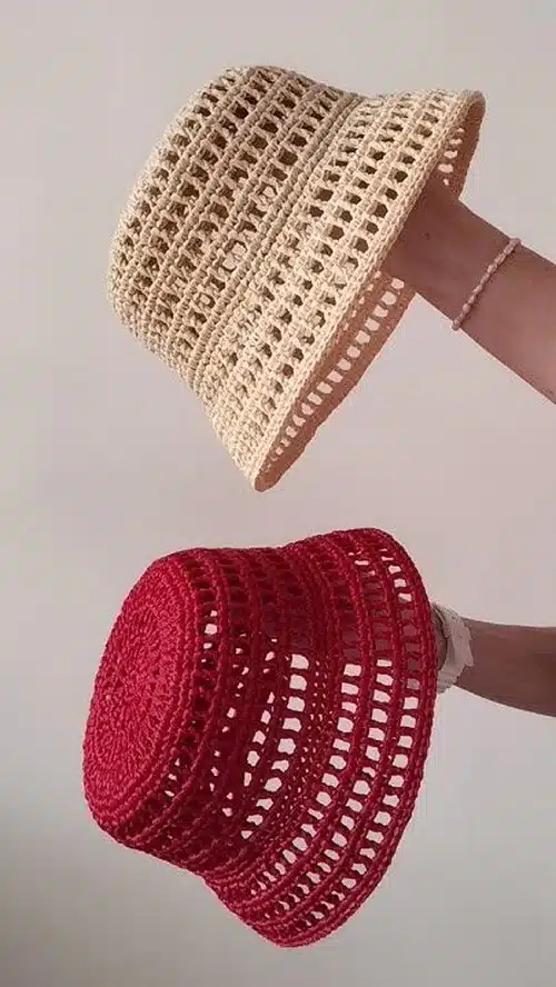 Gorros de crochê circular em bege e vermelho com pontos vazados