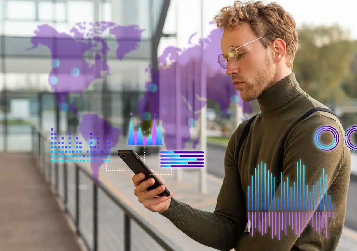 Homem usando smartphone com gráficos digitais e mapa global holográfico representando inteligência artificial.