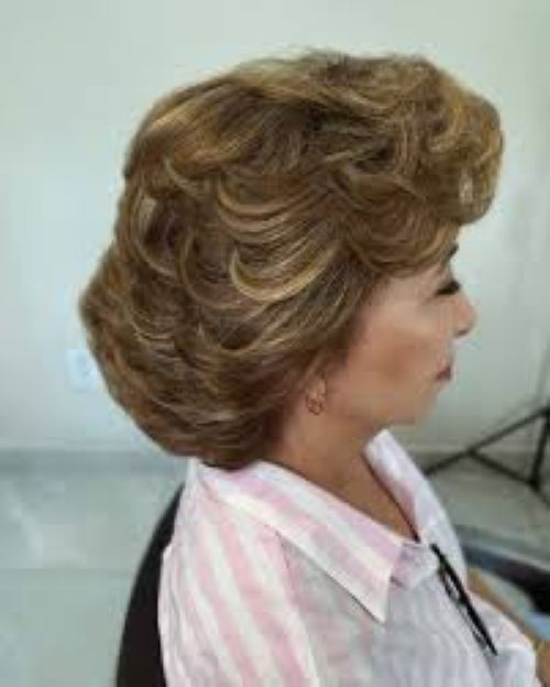 Mulher idosa com corte de cabelo bixie wolf elegante e volumoso