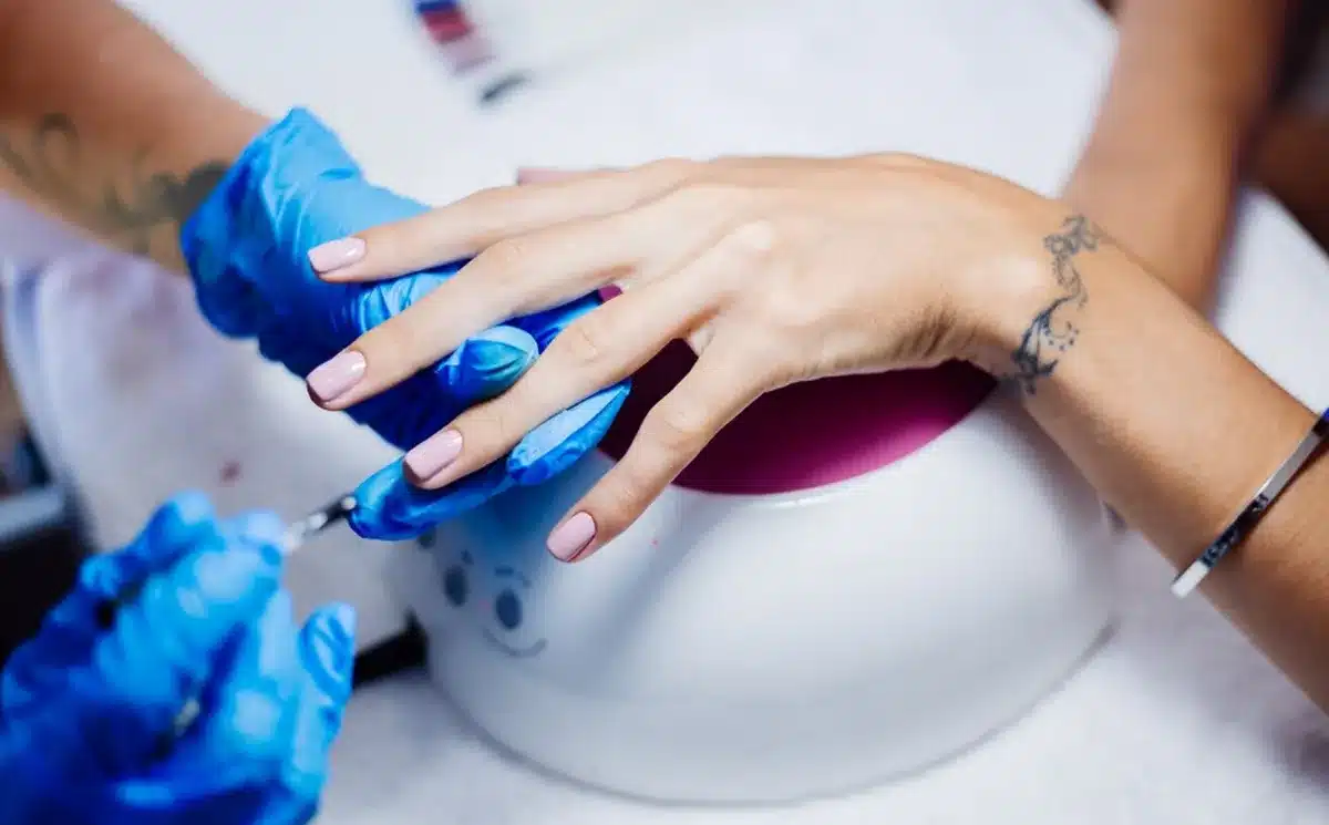 Manutenção de unhas em gel sendo realizada para garantir saúde e durabilidade