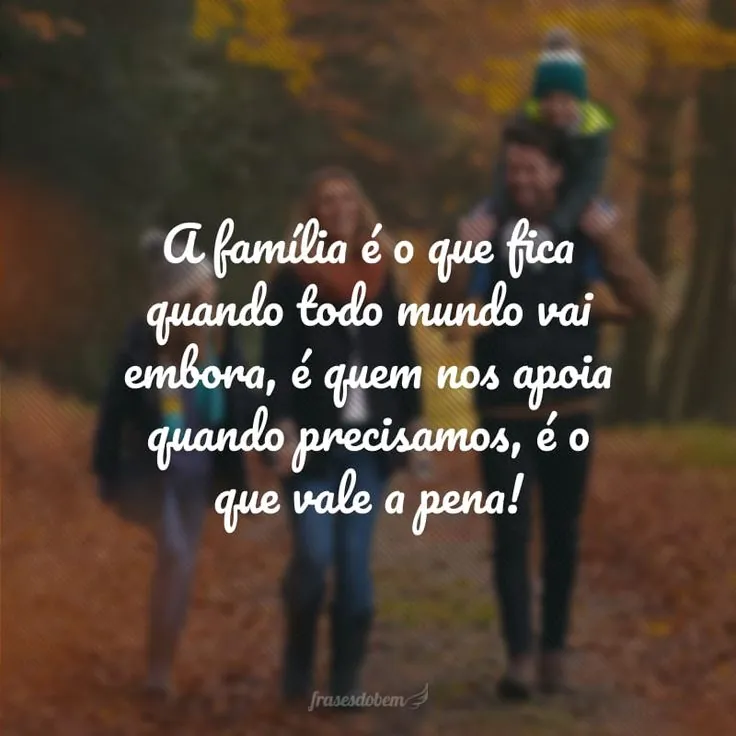 Família caminhando unida em meio à natureza, representando amor e apoio.