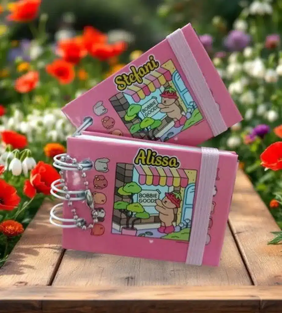 Mini agenda personalizada Bobbie Goods com capa rosa e nomes