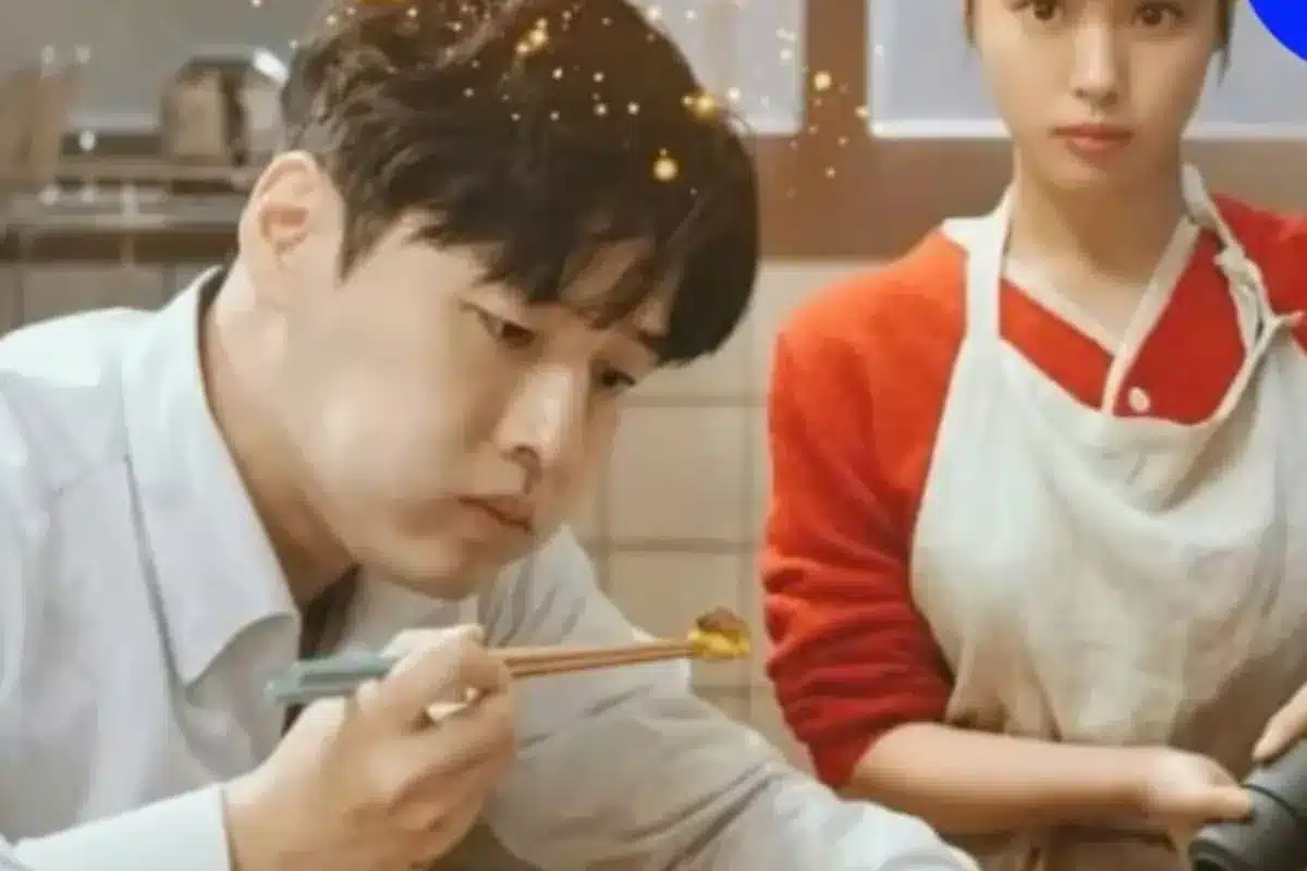 Jovem comendo comida asiática com hashis, enquanto mulher observa.