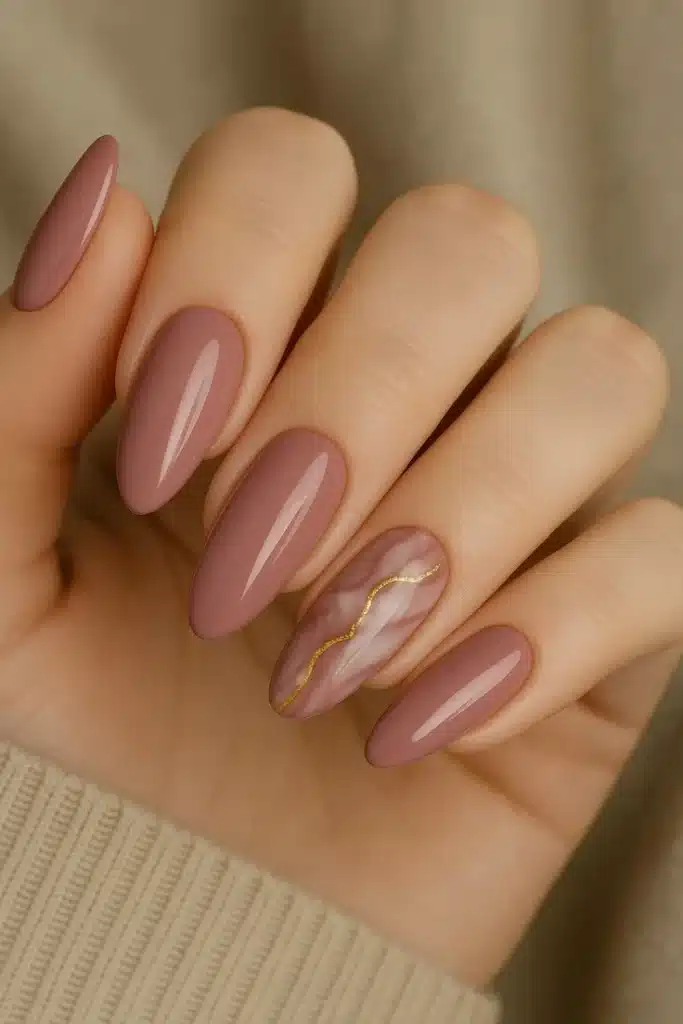 Unhas com esmalte nude sofisticado e detalhe dourado delicado