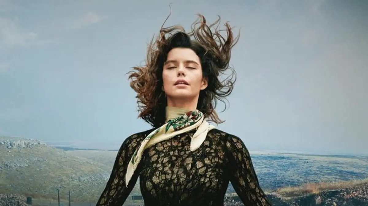 Protagonista de 'O Segredo do Templo' com uma expressão de mistério e descoberta.