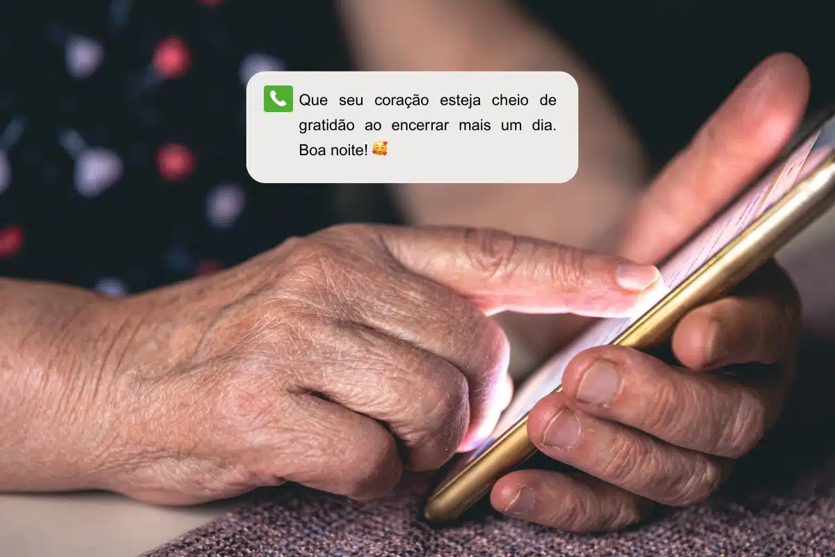 Mensagem de boa noite carinhosa em celular nas mãos de idoso.