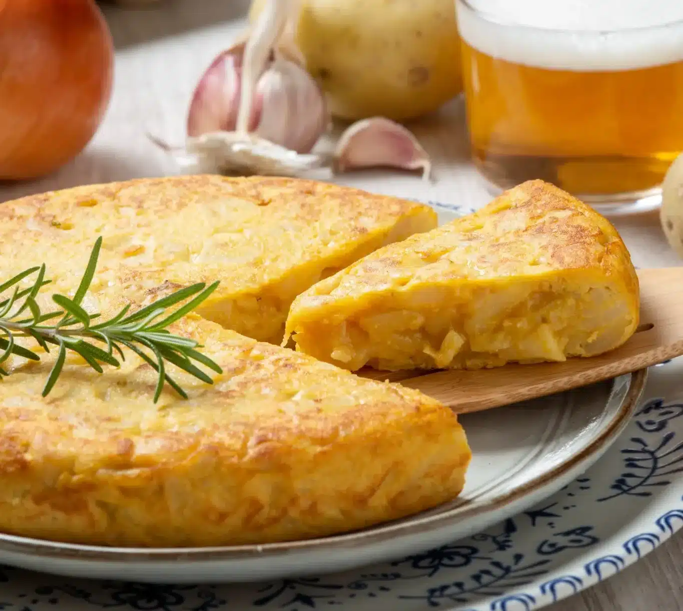 Quiche de queijo e alho-poró dourada, perfeita para o jantar