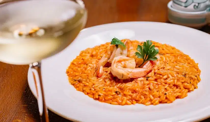 Prato de risoto de camarão cremoso com camarões frescos, ideal para o Dia das Mães.