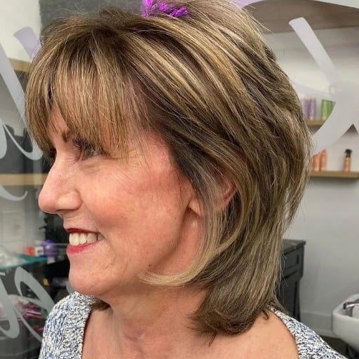 Mulher idosa com corte de cabelo shag em estilo repicado moderno
