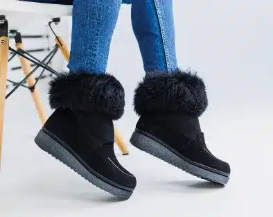 Tênis acolchoado preto com detalhe de pelúcia, ideal para manter os pés aquecidos no inverno.