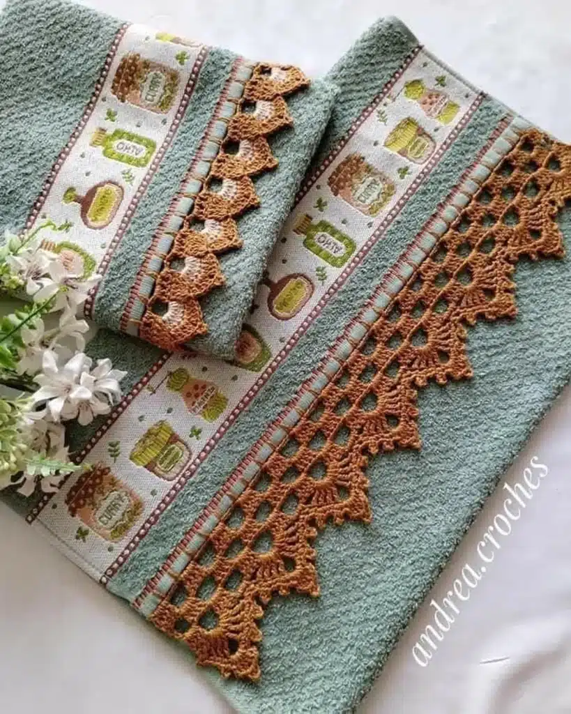 Toalhas verdes decoradas com barrados em crochê marrom e estampa de potinhos