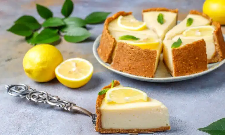 Torta de limão com fatias decoradas com rodelas de limão e folhas frescas, perfeita para o Dia das Mães.