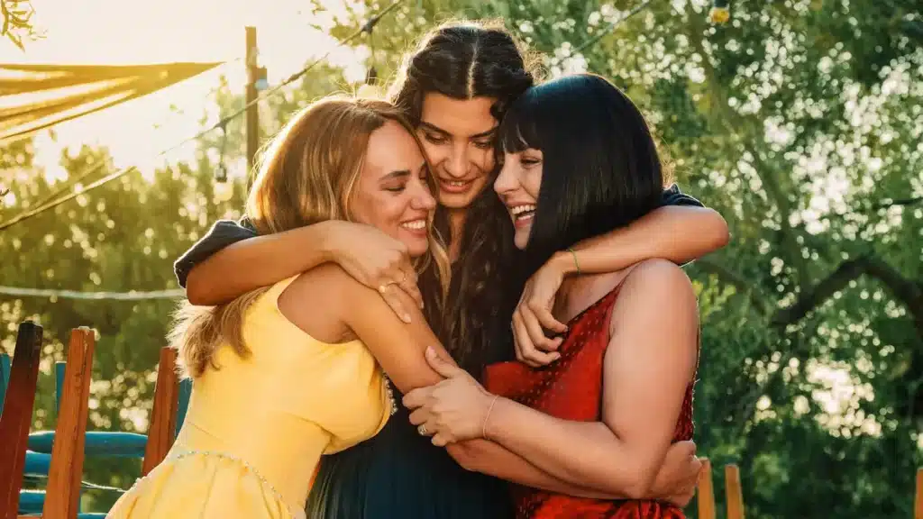 Cenas de amizade e apoio entre mulheres em 'Uma Nova Mulher', série turca da Netflix.