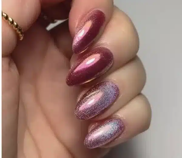 Unhas cat eye rosa com efeito holográfico e muito brilho.