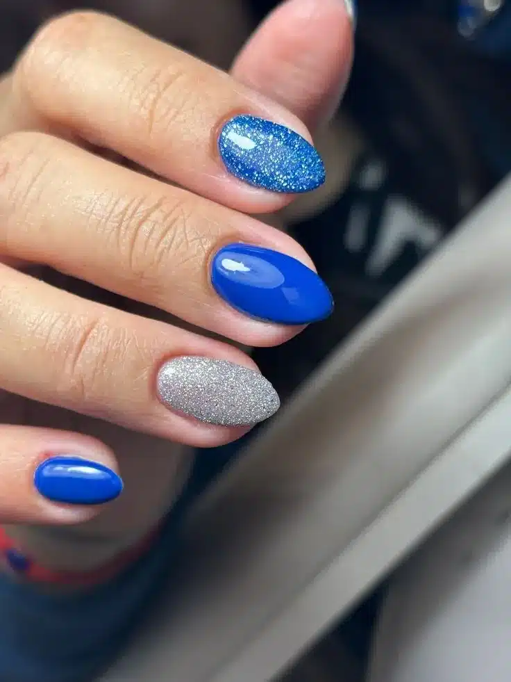  Unhas decoradas com glitter azul e prata combinadas com esmalte azul vibrante