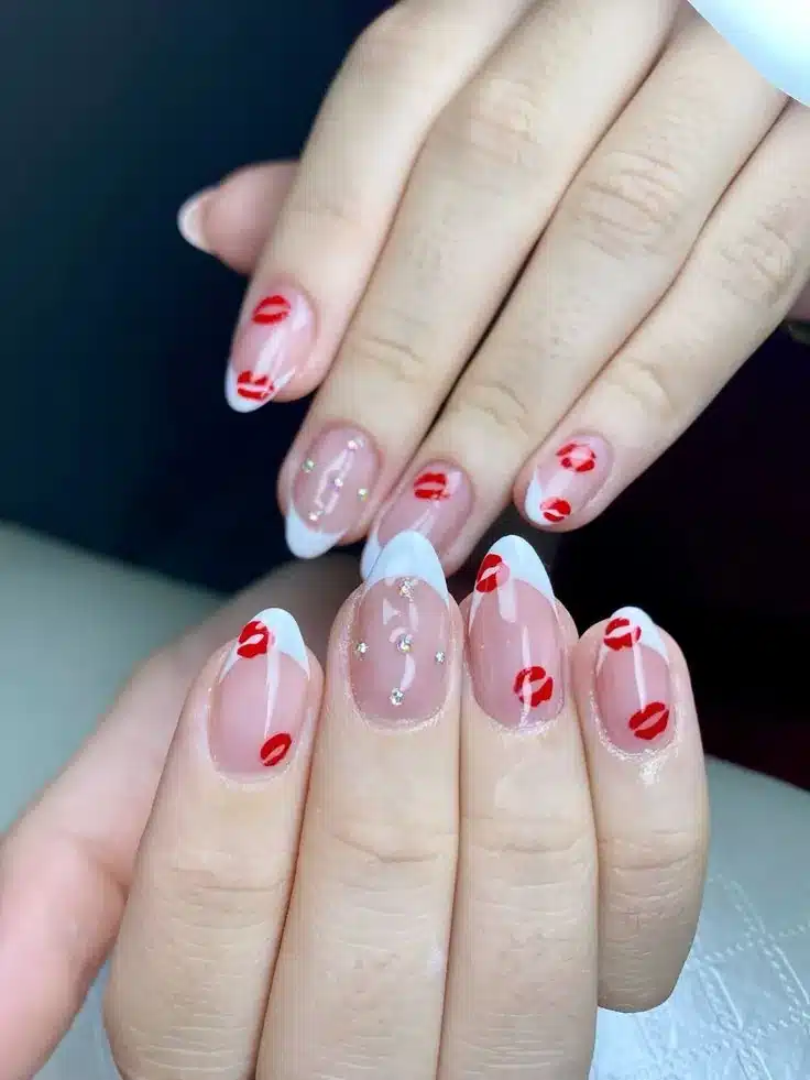 Unhas decoradas com beijos vermelhos e francesinha branca