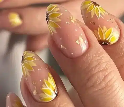 Unhas decoradas com desenhos de girassóis em tons amarelos, trazendo um estilo delicado e alegre para as unhas.
