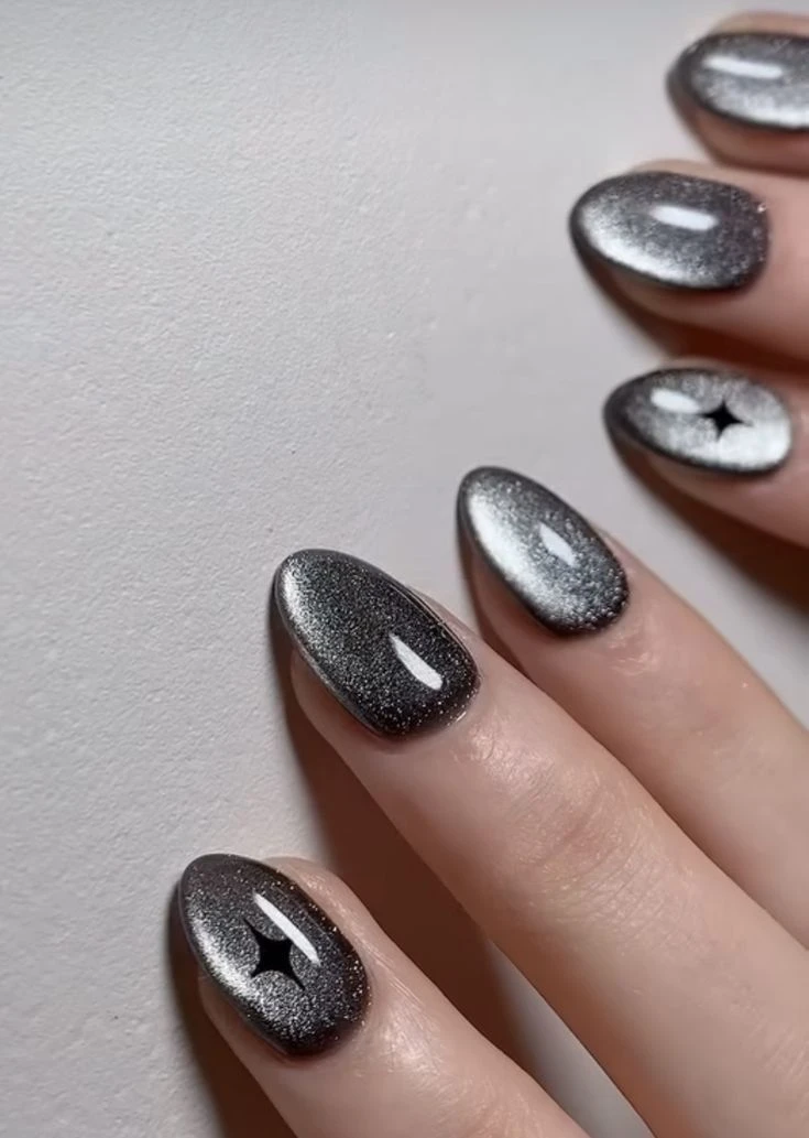 Unhas decoradas com efeito olho de gato na cor cinza, com brilho intenso e acabamento magnético.