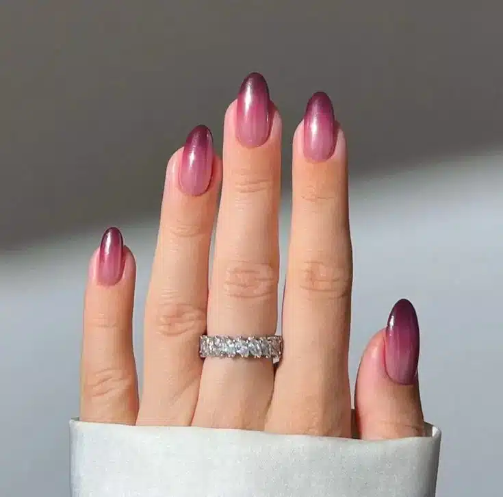 Unhas redondas com efeito ombré em tons de rosa e roxo