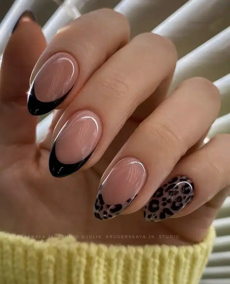 Unhas redondas com estampa animal print e ponta preta em design moderno