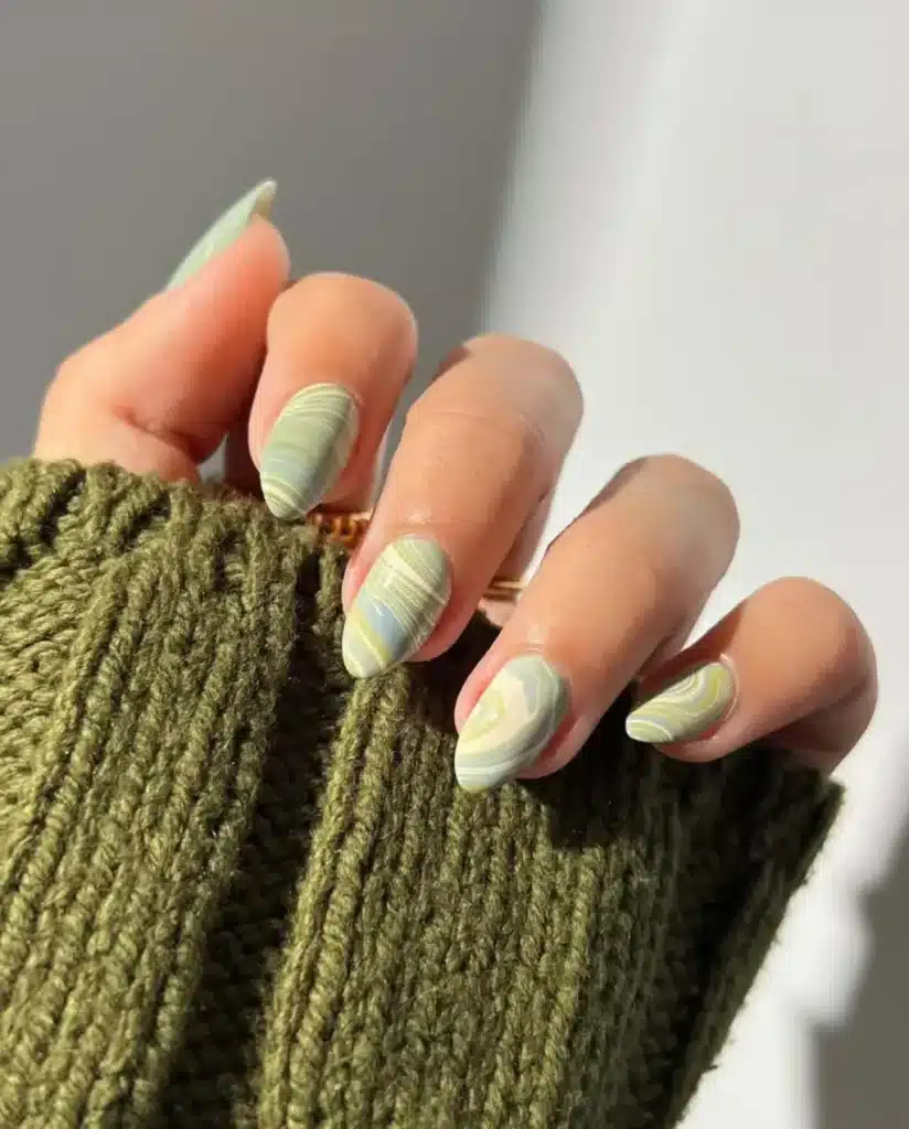 Unhas redondas com estampa aquarela em tons suaves de verde e amarelo