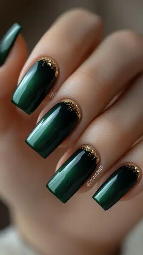 Unhas com esmalte verde esmeralda e detalhe dourado na base