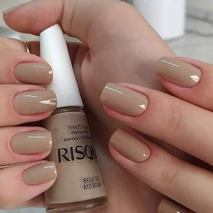 Unhas pintadas com esmalte bege Risqué Beije Me Bela, um tom elegante e versátil que combina com todas as estações.