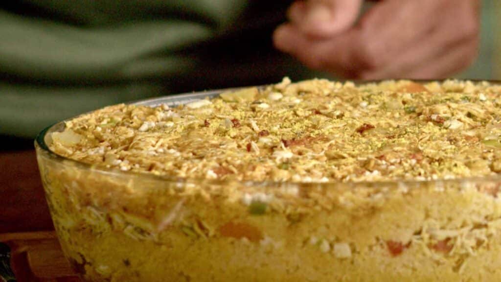 40 com galinha, prato tradicional de Caruaru, com galinha desfiada e farofa crocante.