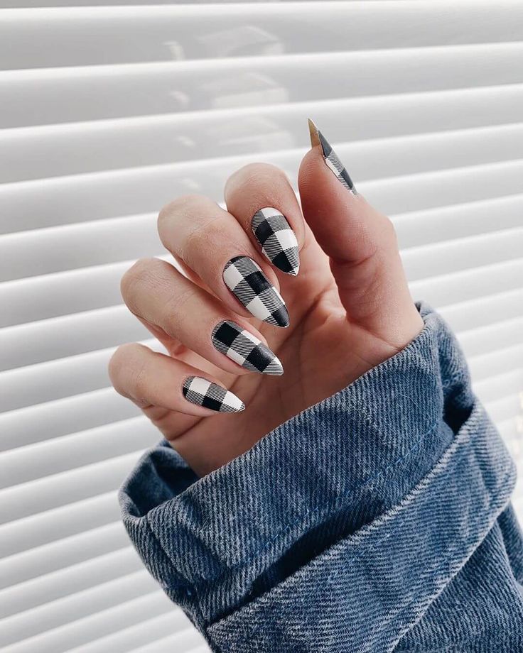 Unhas decoradas com estampa xadrez preto e branco em formato amendoado