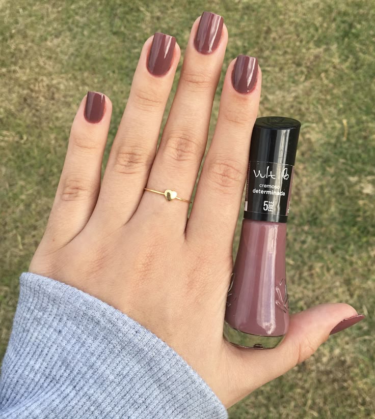 Esmalte hipoalergênico Vult cor Determinada aplicado nas unhas