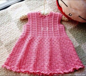 Vestido de crochê infantil rosa com detalhes delicados e acabamento rendado