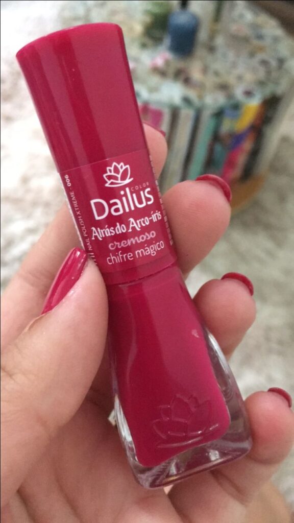 Esmalte hipoalergênico Dailus cor 'Atrás do Arco-íris' aplicado nas unhas