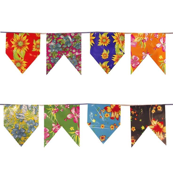 Bandeirinhas juninas feitas com tecido de chita em estampas florais coloridas.