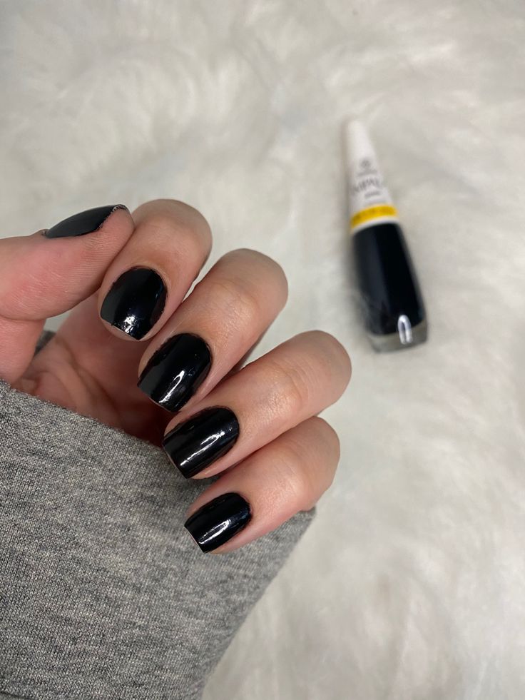 Unhas pintadas com esmalte preto, um tom ousado e moderno, perfeito para qualquer estação do ano.
