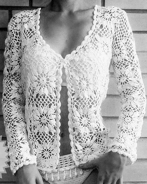 Mulher vestindo casaco de crochê branco com ponto fantasia