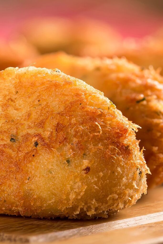 Bolinho de milho salgado crocante, ideal para festas juninas.