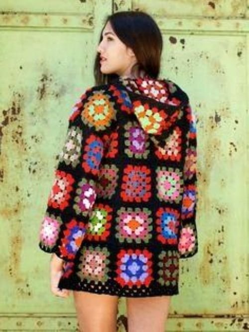 Mulher usando casaco de crochê com padrão square colorido